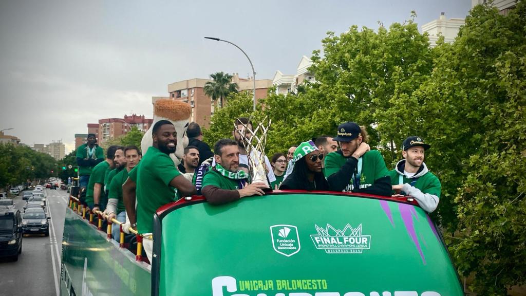El Unicaja en la celebración por la victoria de la BCL