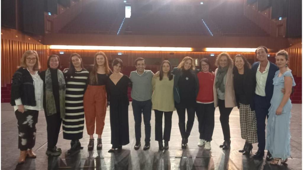 El alcalde, varias concejalas, Jesús Quiroga y varias profesoras de las escuelas de danza participantes en la Gala