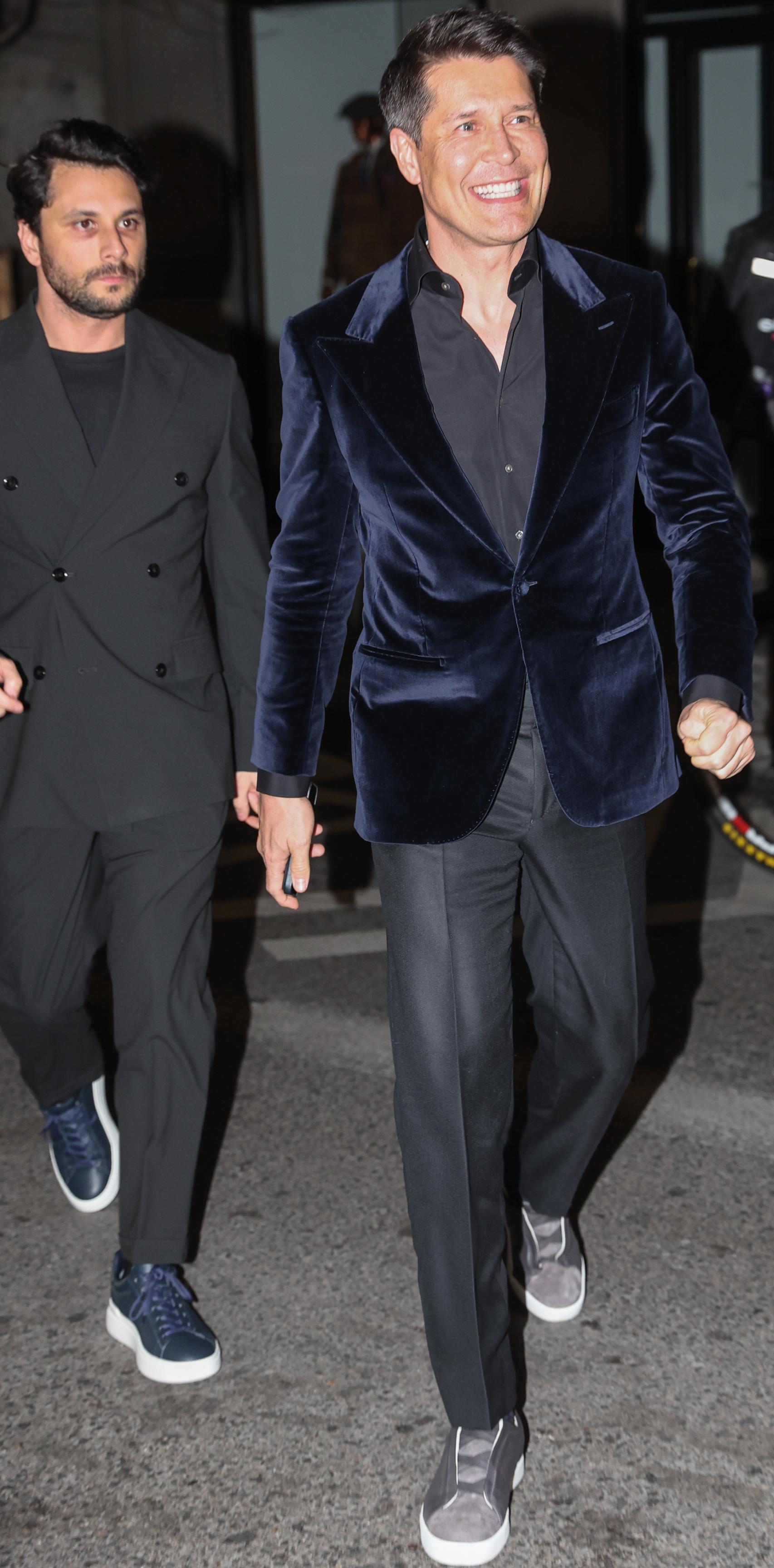 Jaime Cantizano llegando al 70º cumpleaños de Bibiana Fernández junto a su futuro marido, Miguel García Golding.