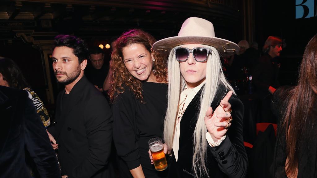 El artista Juan Pedro (Little Joe), miembro de las Nancys Rubias, y Miguel García Golding a la izquierda de la imagen.