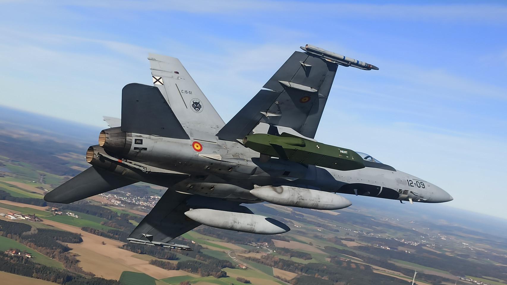 Caza F-18 español con el misil Taurus, en verde, acoplado