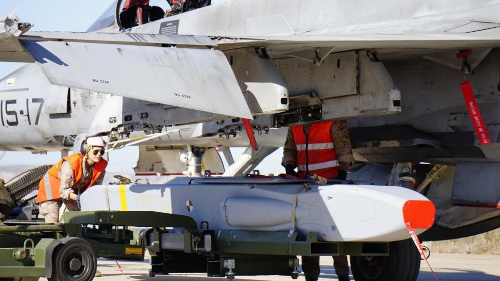 Personal militar español integrando un misil Taurus en un F-18