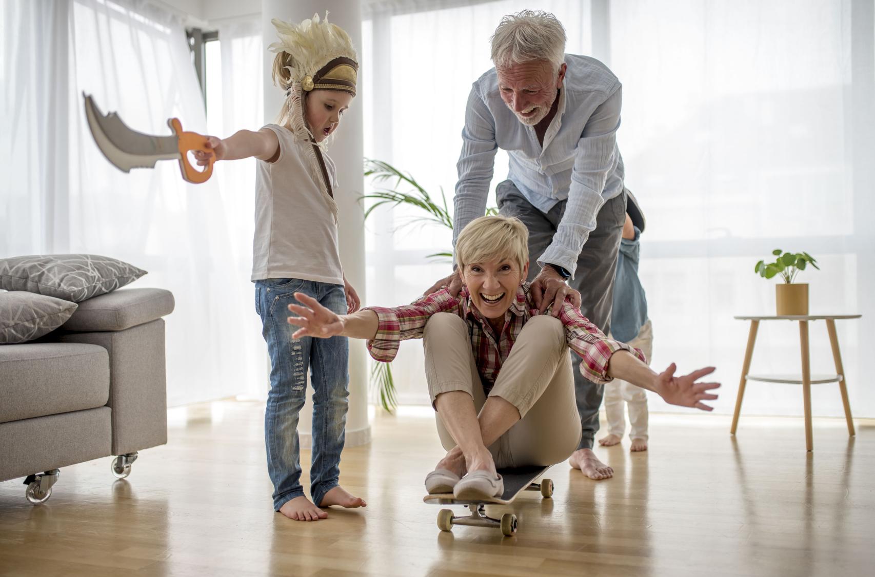 Abuelos jugando con un niño.