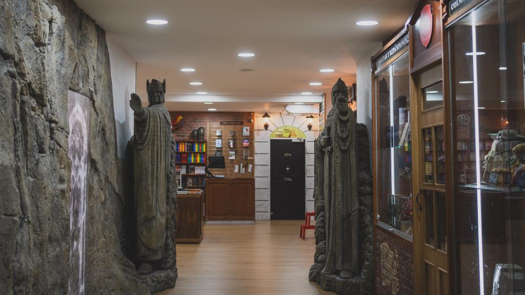 La zona de cómic europeo está custodiada por los Argonath y hay que cruzar la puerta de Moria.