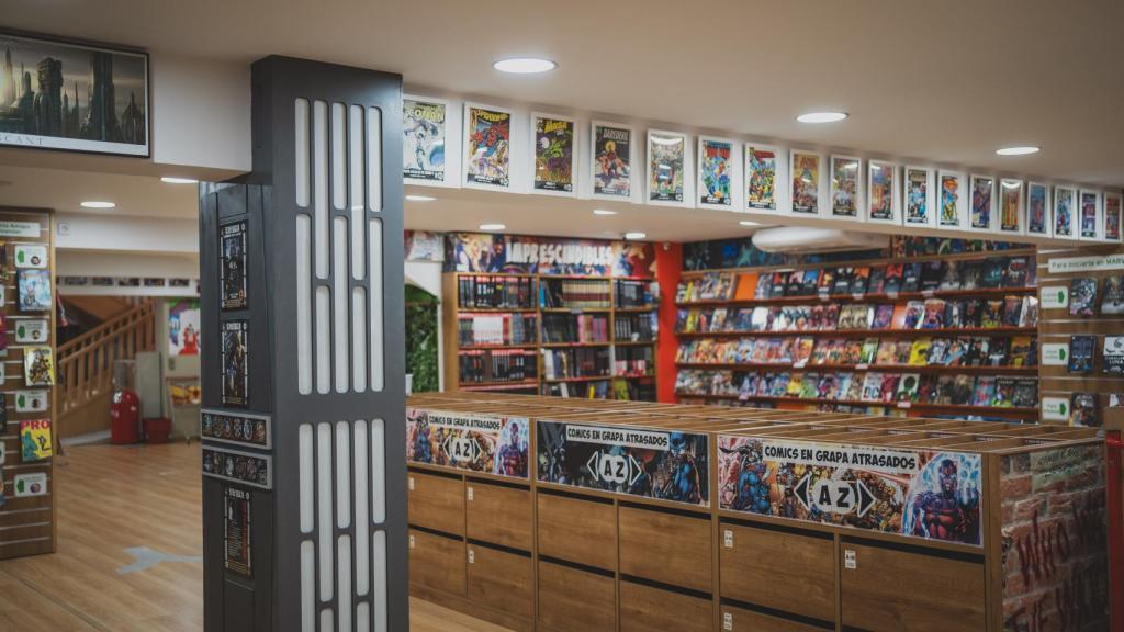 La planta de cómic americano, con portadas míticas de distintas series en una viga.