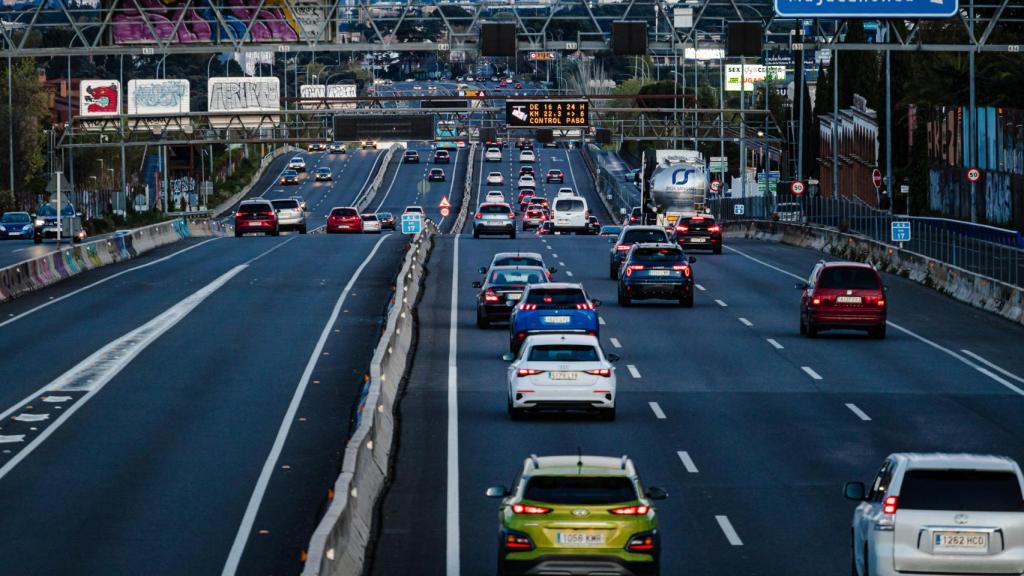 Varios vehículos en la carretera A-6 durante la operación retorno por Semana Santa.