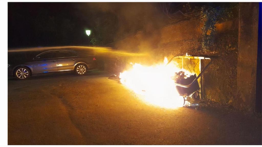 Las llamas calcinaron contenedores en A Pobra do Caramiñal.