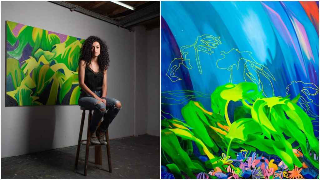 Elena Alonso en su estudio y la obra Kelp forest II.