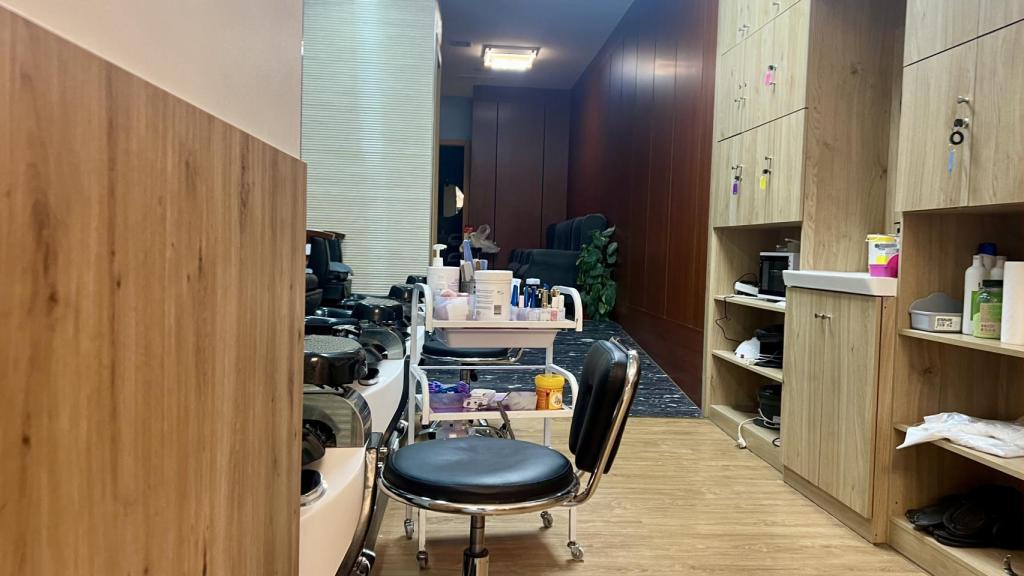 El interior de uno de los locales. Al fondo, las cabinas de masaje.