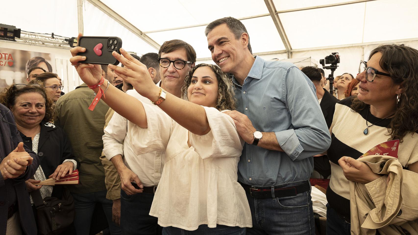 Pedro Sánchez junto a Salvador Illa, candidato del PSC, en la Feria de Abril de Barcelona .