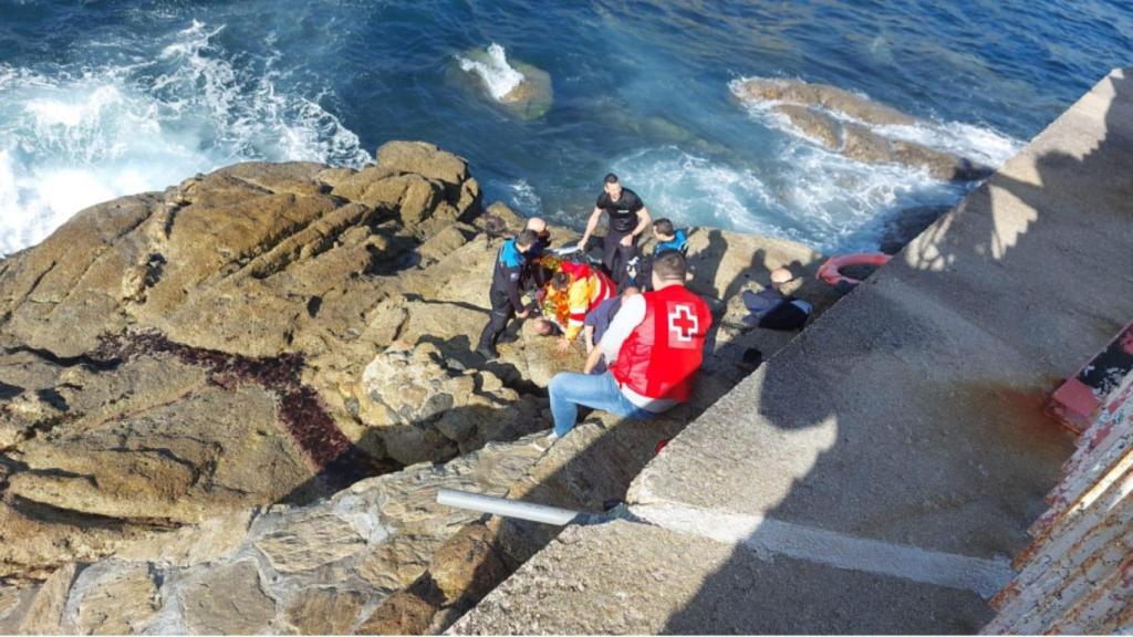 Un hombre se precipita al mar