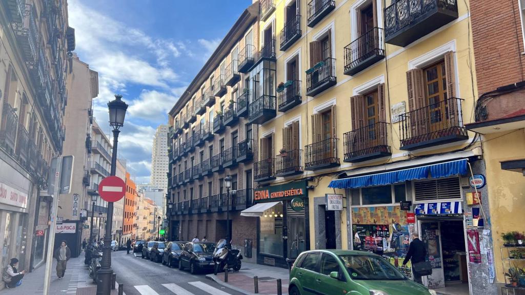 Vista de uno de los centros de estética. Al fondo, la Plaza de España.