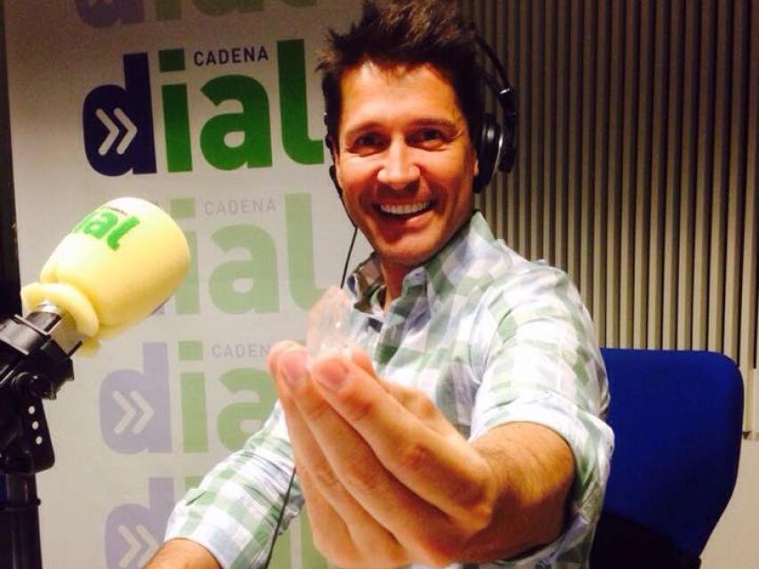 Jaime Cantizano con un cuarzo rosa.