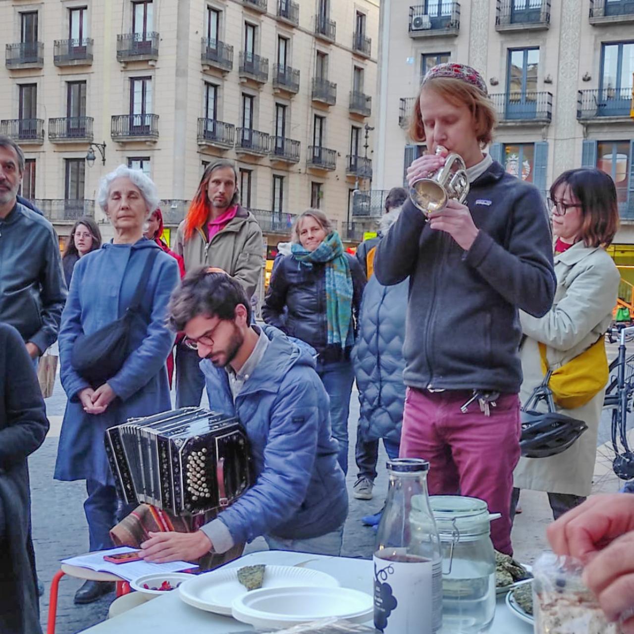 El periodista judío Daniel Voskoboinik, a la izquierda, interpretando música tradicional judía