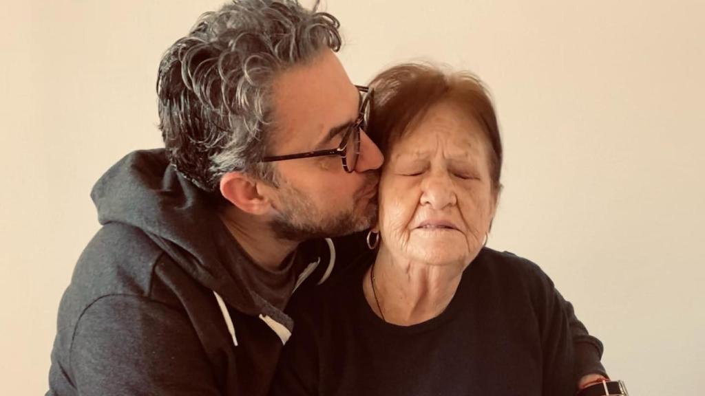 Máximo Huerta y su madre, Clara Hernández, en una imagen compartida en redes sociales.