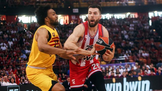 Alec Peters (d.) realiza una entrada a canasta frente a Jabari Parker (i.).