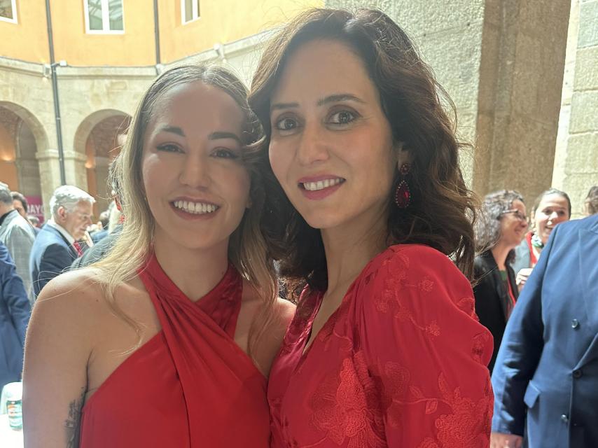 Noelia Núñez junto a Díaz Ayuso... tras haber sido despojada de su vestido original.