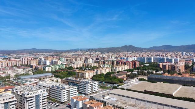 Vistas de Málaga desde las grandes torres del litoral oeste.
