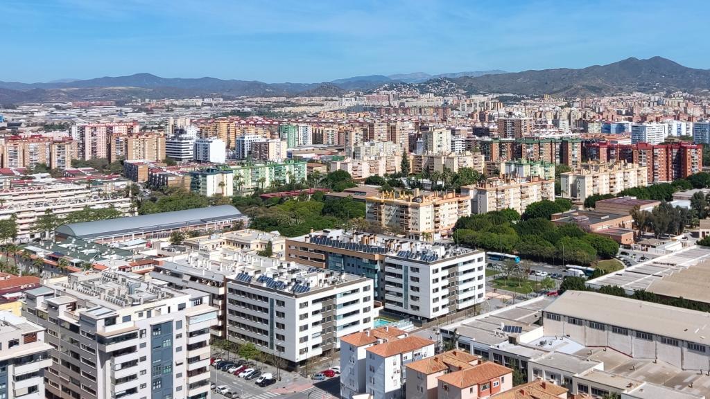 Vistas de Málaga desde las grandes torres del litoral oeste.