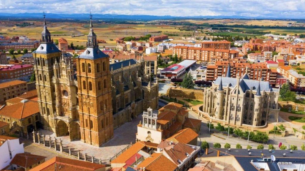 Vista de la Catedral de Astorga y el Palacio de Gaudí. Foto: Shutterstock
