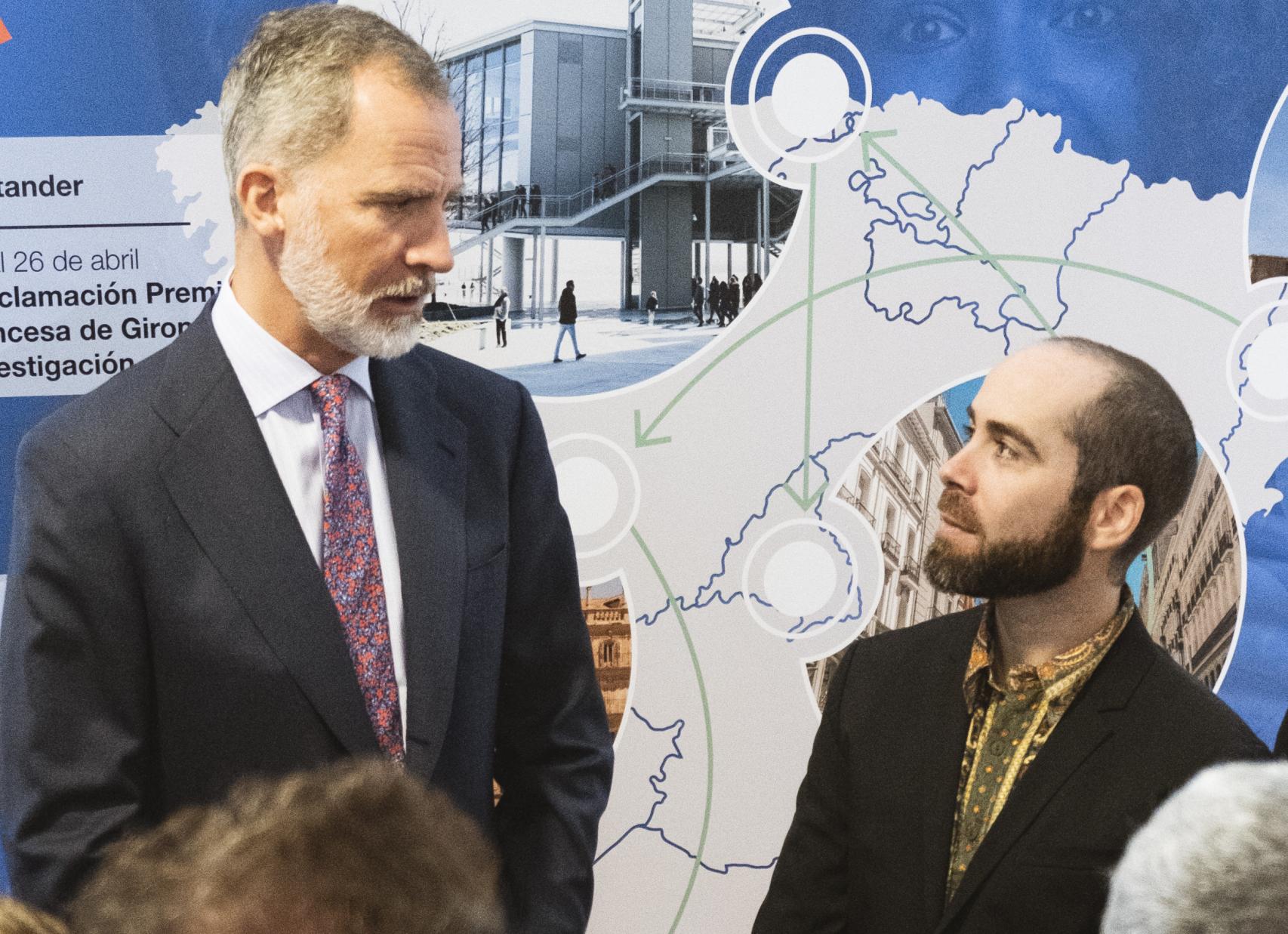 El rey Felipe junto a Moisés Expósito-Alonso durante la entrega del galardón.