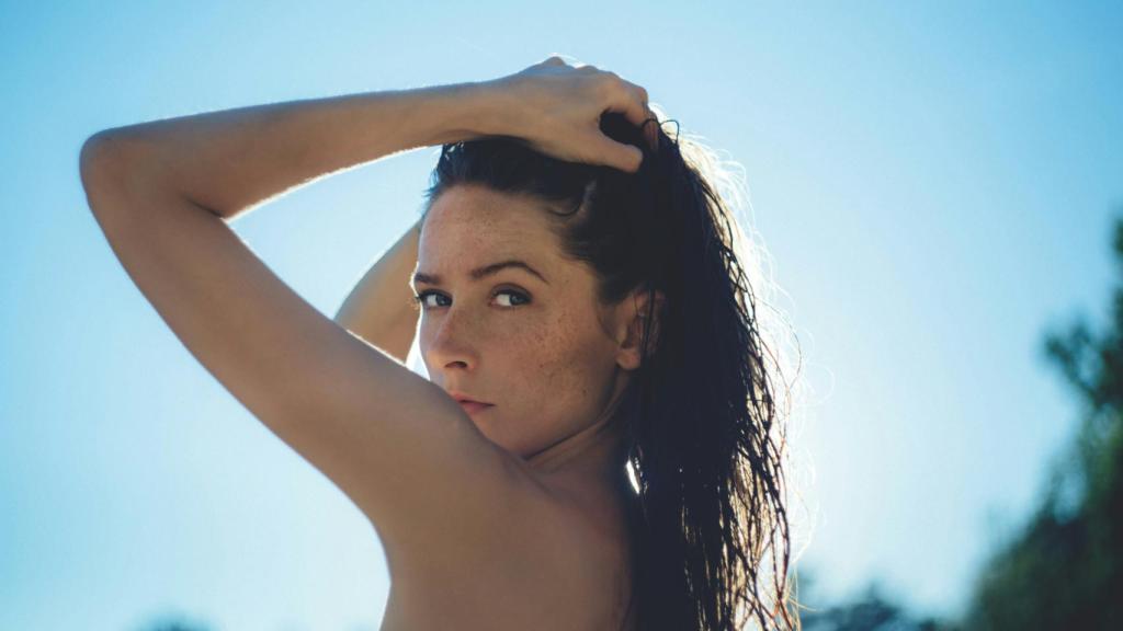 Mujer con el pelo mojado.