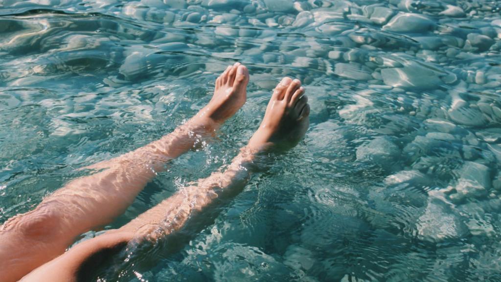 Pies flotando en el agua.