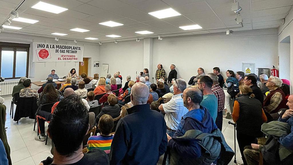 Una reunión de la plataforma que se opone a la instalación de la macroplanta en Montemayor