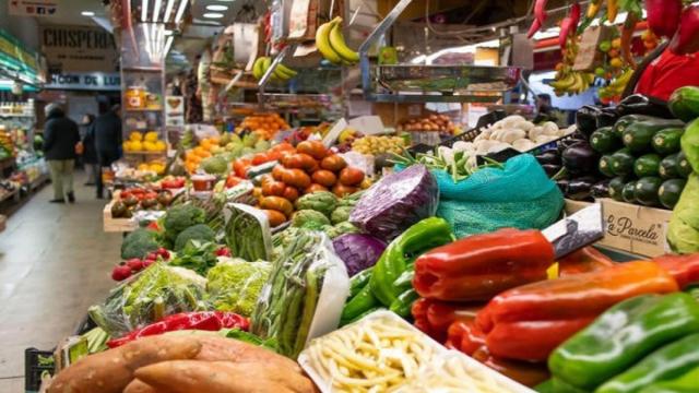Verdulería en un mercado municipal de Madrid.