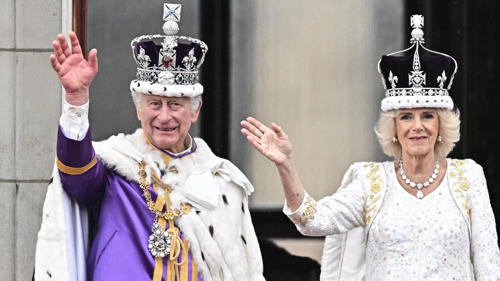 Carlos III junto a la reina Camila el día de su coronación.