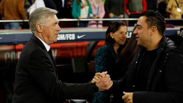 Ancelotti y Xavi se saludan antes de la disputa de un Clásico.