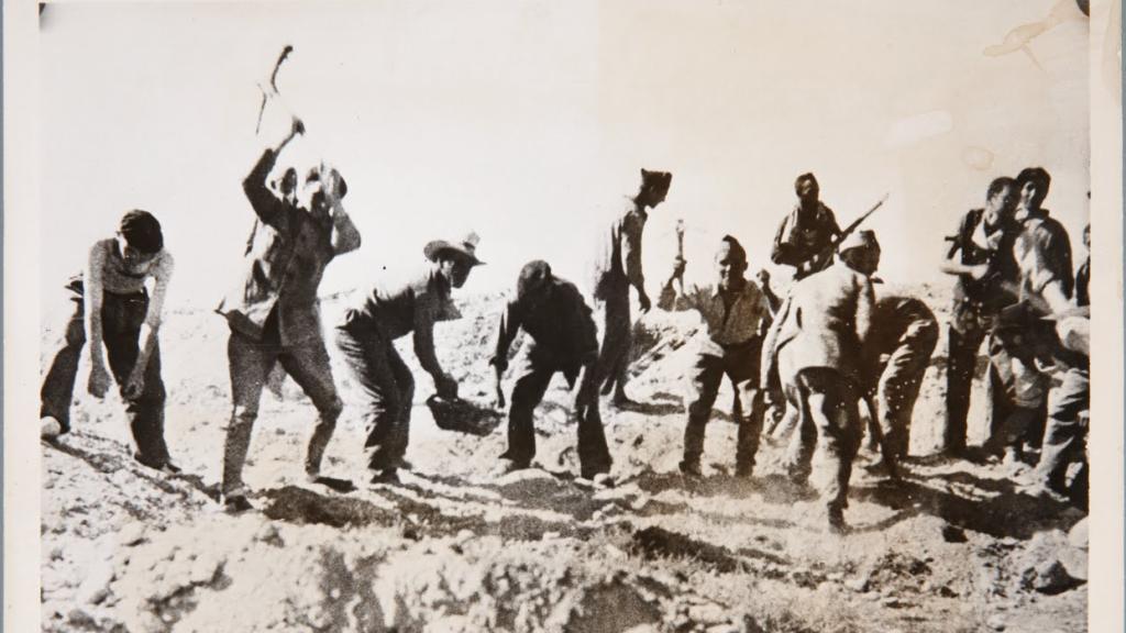 Milicianos preparando las defensas de Madrid.