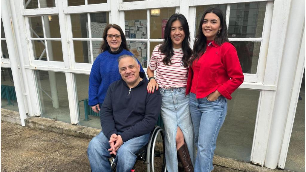 Paula Gárate, Manuel Escourido, Ailin Lecea y Alejandra, dos alumnas del grado de Moda