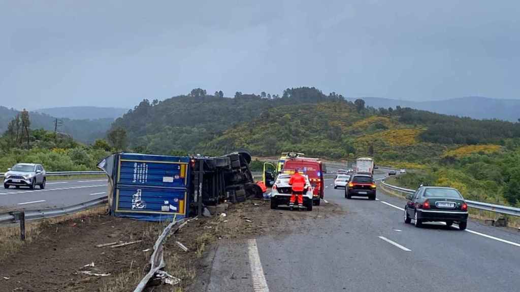 Excarcelada una persona tras volcar con su camión en Melón (Ourense).