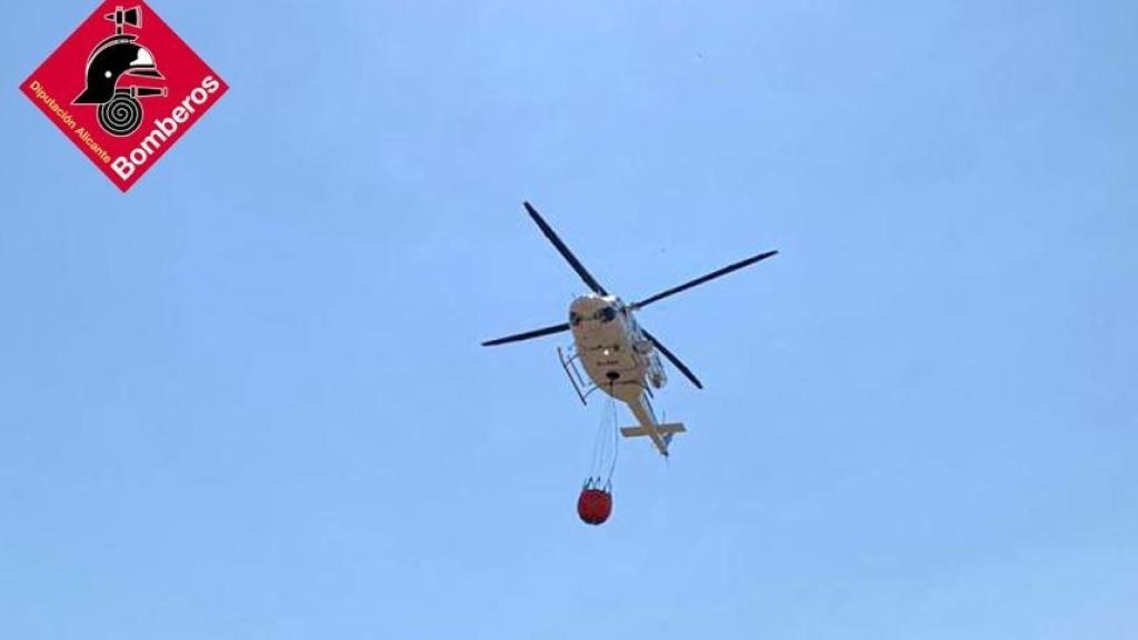 Un incendio declarado en Camí de la Morera de Xàbia obliga a confinar a los vecinos de la zona por prevención