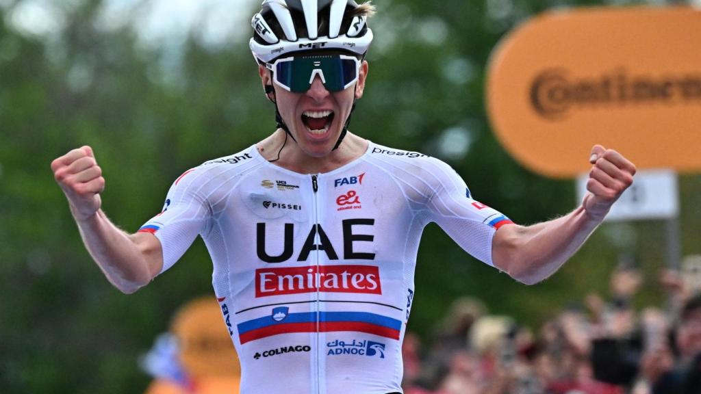 Tadej Pogacar celebra la victoria en la segunda etapa del Giro de Italia 2024.