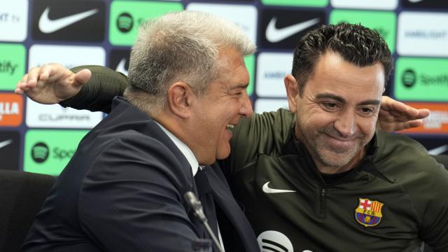 Laporta y Xavi se dan un abrazo en sala de prensa