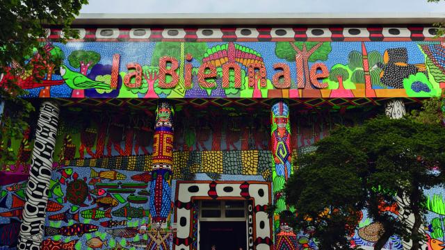 Entrada principal a la Bienal de Venecia intervenida por el colectivo makhu. Foto: Matteo de Mayda / Cortesía Bienal de Venecia