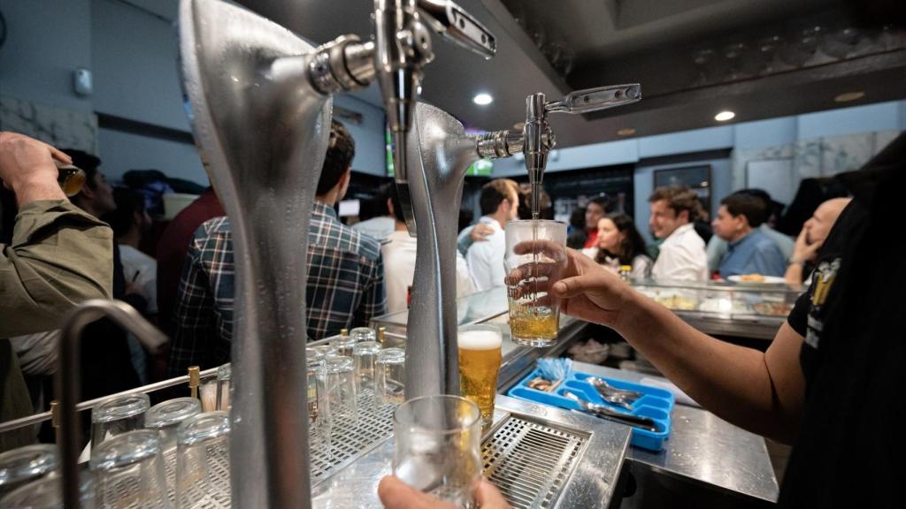 Un camarero sirve cervezas, en una imagen de archivo.