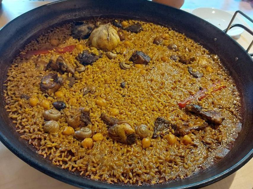 La paella de conejo y caracoles serranos al sarmiento.