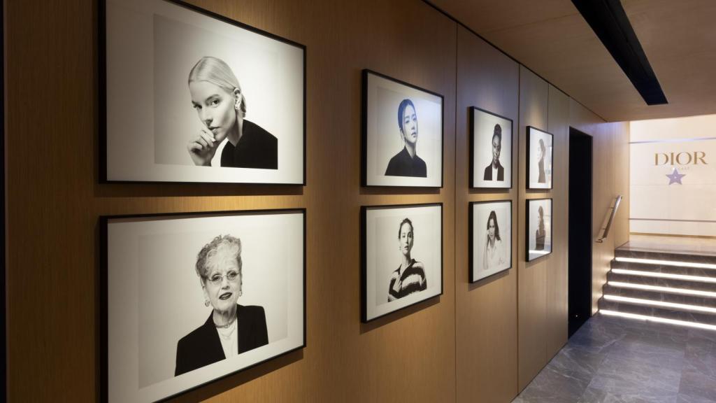 Las embajadoras de Dior por Brigitte Lacombe, en la exposición de La Galerie Dior.