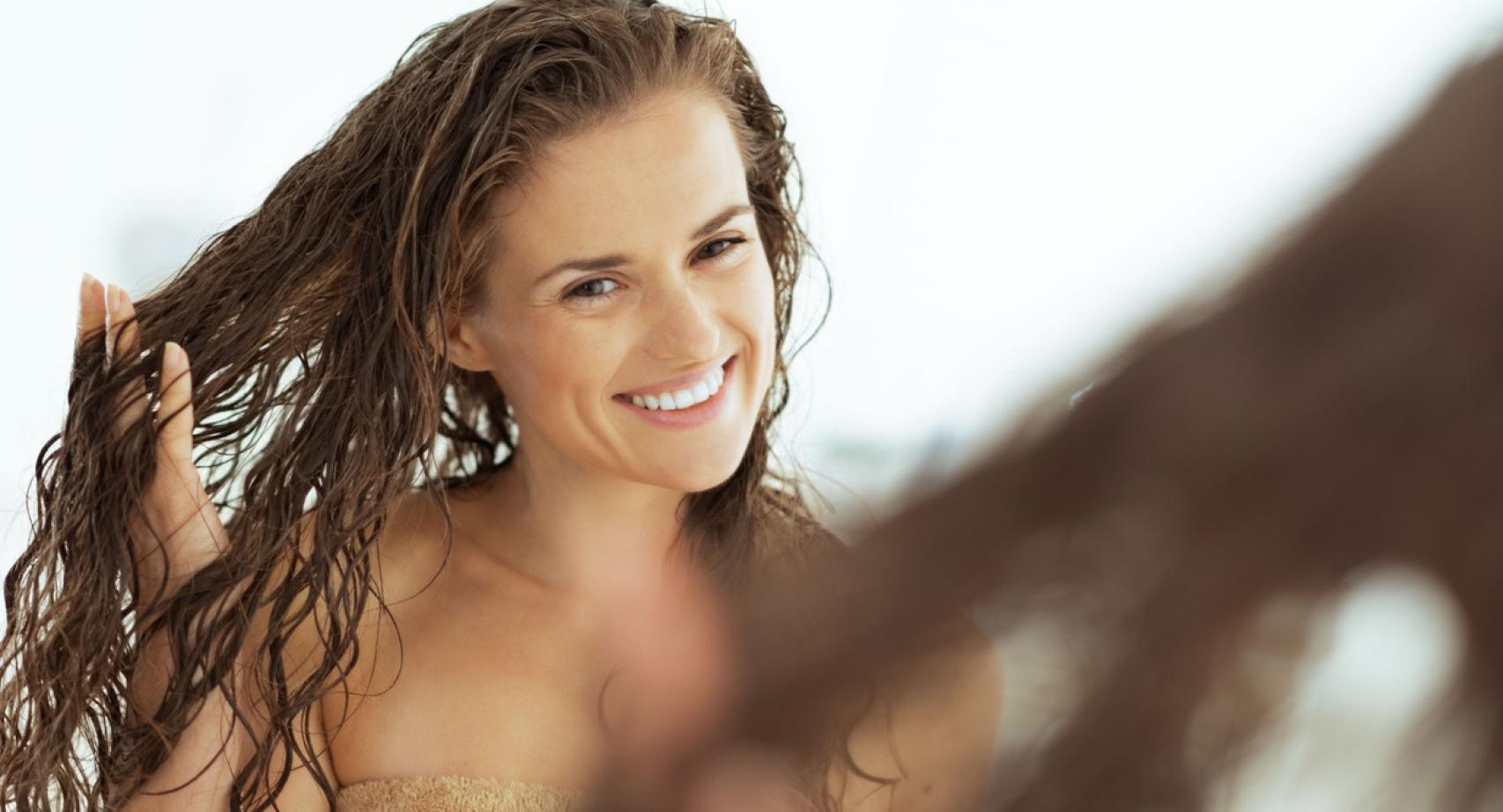 Mujer con el pelo rizado tras la ducha.