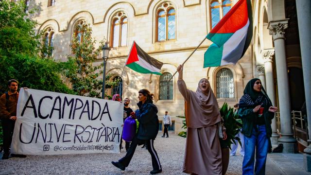 Varios estudiantes durante una sentada en el Edifici Històric de la Universitat de Barcelona, este lunes.
