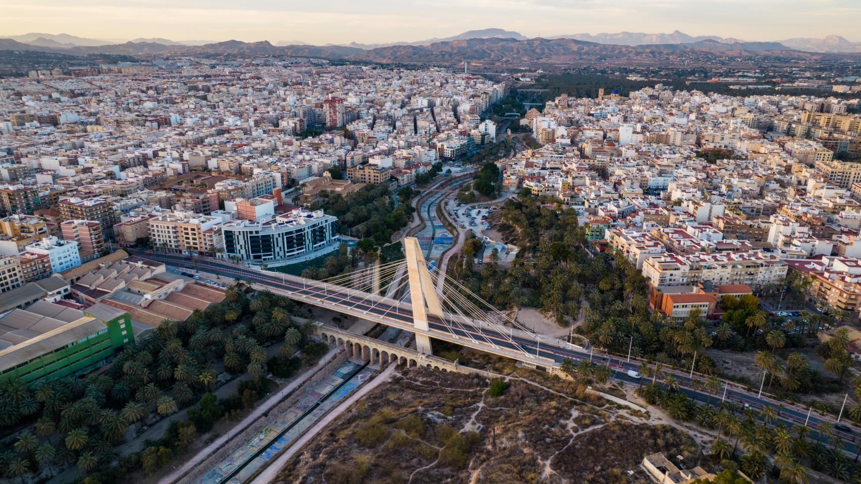 Vistas desde el puente de la Generalitat en Elche.