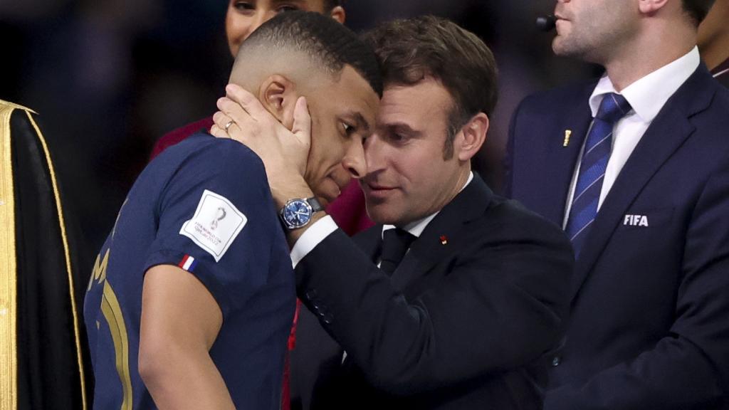 Kylian Mbappé y Emmanuel Macron, tras la final del Mundial de Qatar 2022.