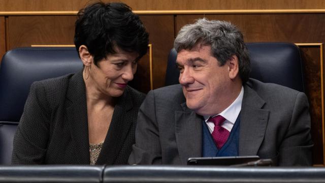 La ministra de Seguridad Social, Elma Saiz, y el anterior titular de este departamento, José Luis Escrivá.