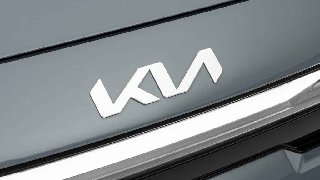 Emblema de Kia sobre uno de los últimos lanzamientos.