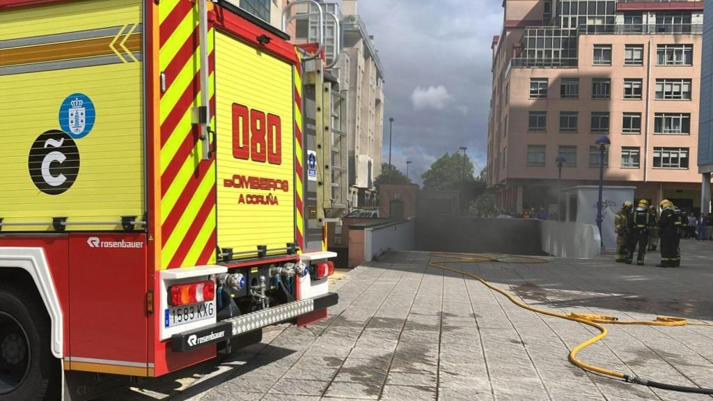 Un incendio en un garaje en Culleredo (A Coruña) obliga a desalojar a varios vecinos