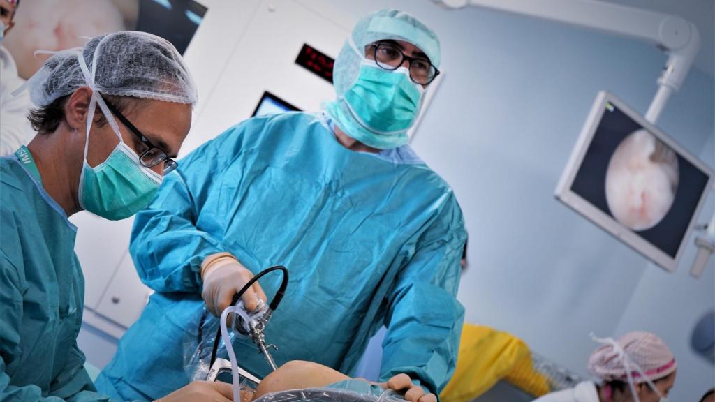 El doctor Ignacio Muñoz en el quirófano.