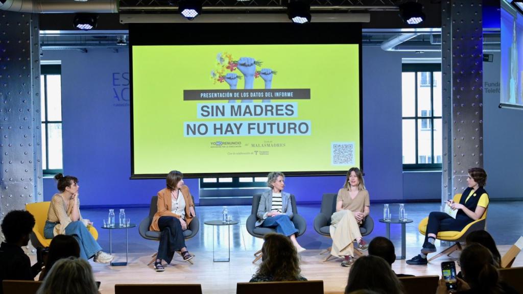 La mesa de debate donde se presentó el estudio 'Sin madres no hay futuro'.